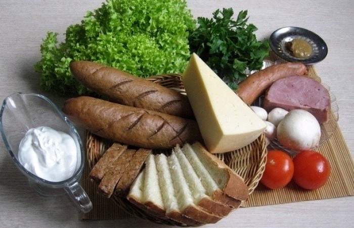 Рецепт Горячие бутерброды с сыром, копченостями и грибами в духовке шаг-1