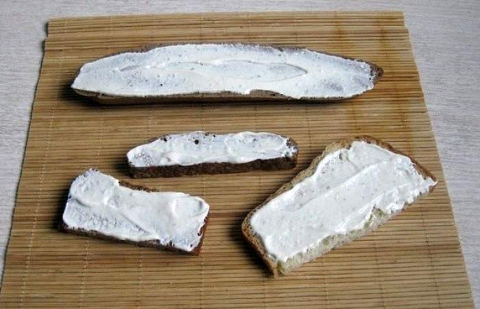 Рецепт Горячие бутерброды с сыром, копченостями и грибами в духовке шаг-3