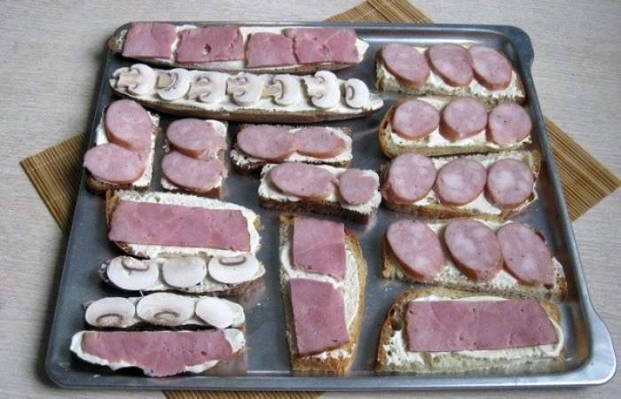 Рецепт Горячие бутерброды с сыром, копченостями и грибами в духовке  шаг-4