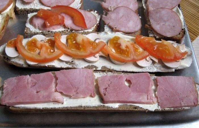 Рецепт Горячие бутерброды с сыром, копченостями и грибами в духовке шаг-5