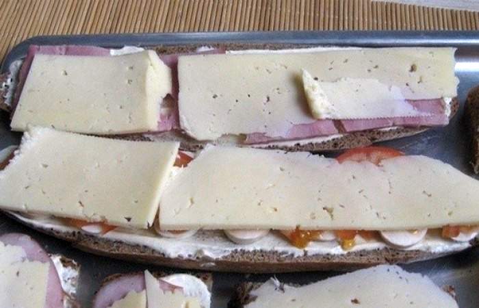 Рецепт Горячие бутерброды с сыром, копченостями и грибами в духовке шаг-6