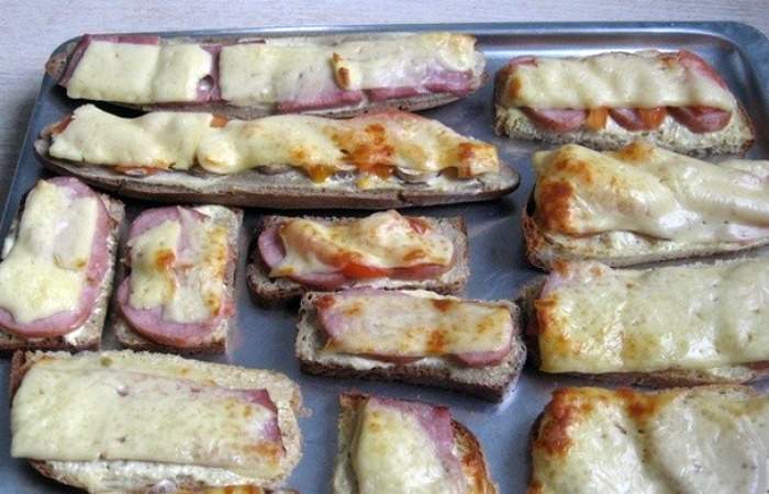 Рецепт Горячие бутерброды с сыром, копченостями и грибами в духовке шаг-8