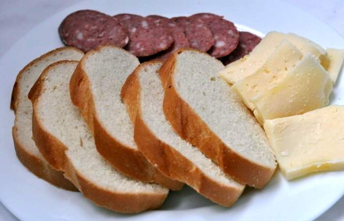 Рецепт Горячие бутерброды с сыром и колбасой шаг-1