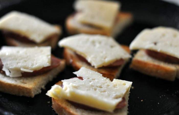 Рецепт Горячие бутерброды с сыром и колбасой шаг-3