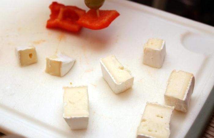 Рецепт Канапе на шпажках из сыра, перца и оливок шаг-1
