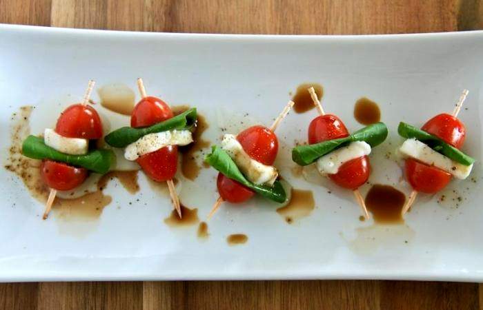 Рецепт Канапе с помидорами черри, сыром и базиликом шаг-5
