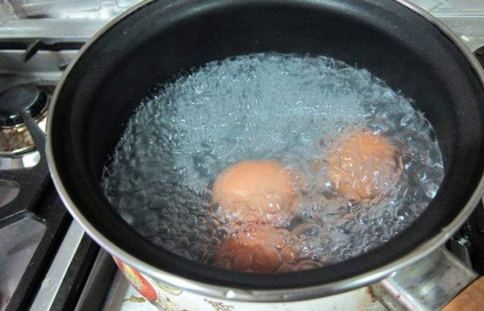 Рецепт Мраморные крашеные яйца шаг-1