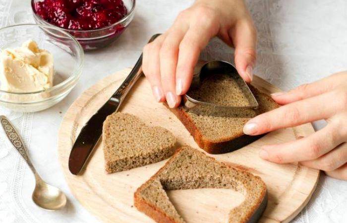 Рецепт Романтические бутерброды на завтрак шаг-1