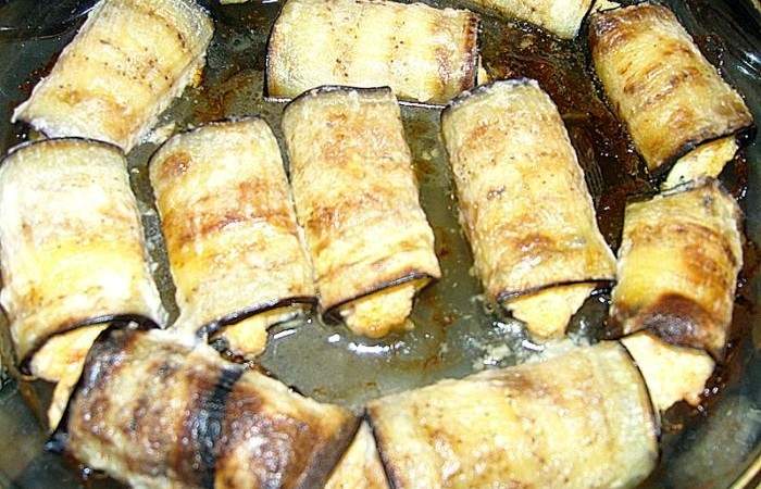 Рецепт Рулетики из баклажанов с омлетом, ветчиной и сыром шаг-10
