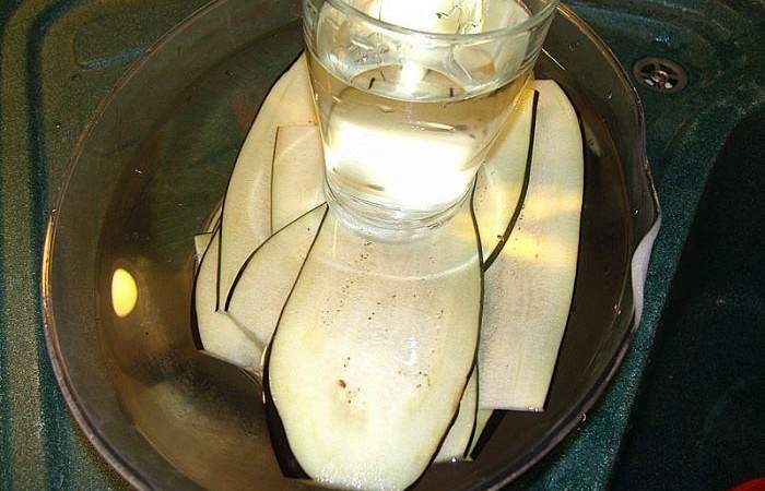 Рецепт Рулетики из баклажанов с омлетом, ветчиной и сыром  шаг-2