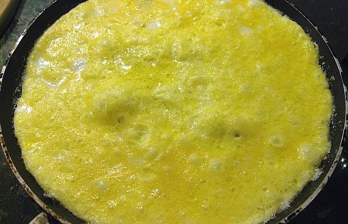 Рецепт Рулетики из баклажанов с омлетом, ветчиной и сыром шаг-3