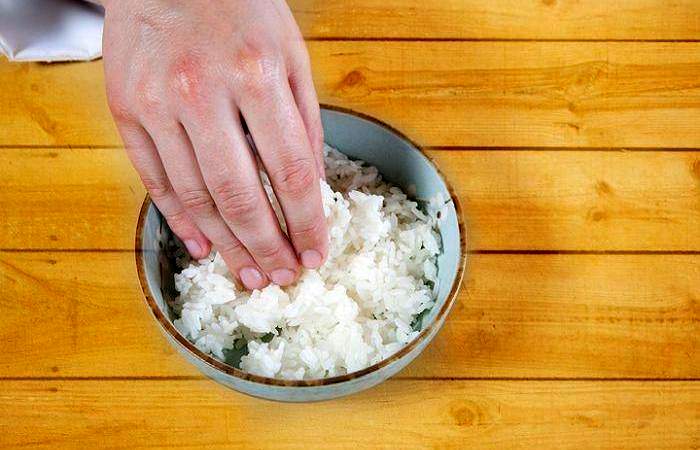 Рецепт Суши с лососем шаг-5