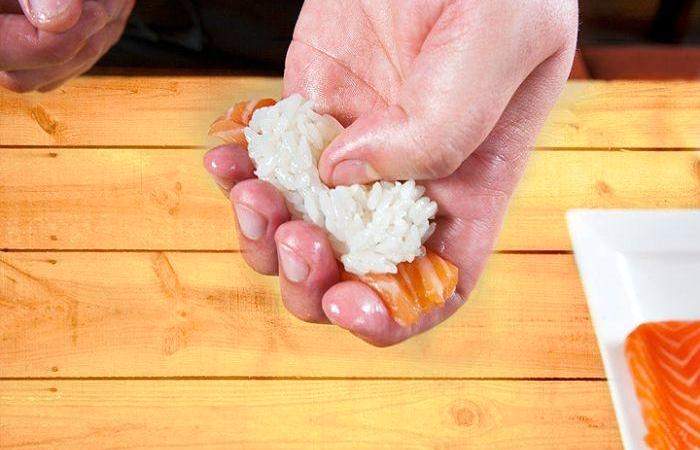 Рецепт Суши с лососем шаг-8