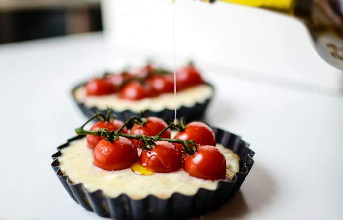 Рецепт Тарталетки с козьим сыром и помидорами шаг-10