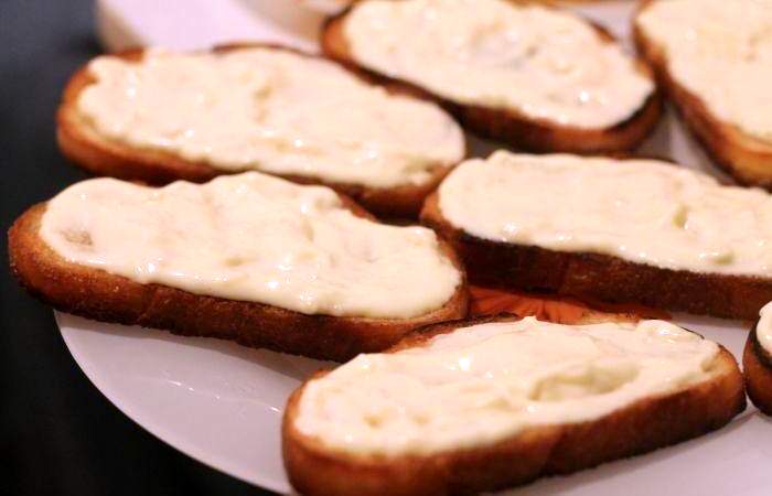 Рецепт Теплые бутерброды с кабачком и чесноком шаг-8