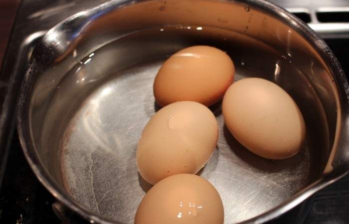 Рецепт Яйца, крашеные паприкой шаг-1