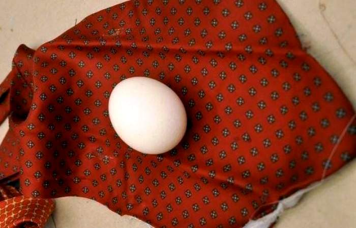 Рецепт Яйца, крашеные в лоскутах  шаг-2