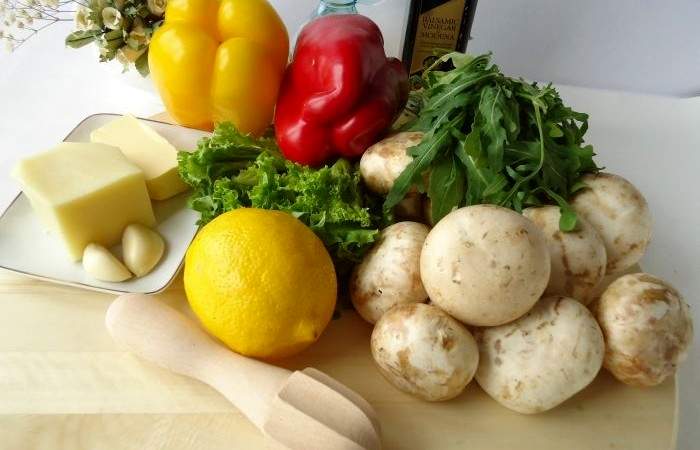 Рецепт Запеченные шампиньоны с сыром и овощами шаг-1