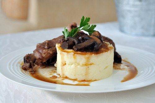Рецепт Картофельное пюре с голубым сыром и соусом из грибов с карамелизованным луком Готовим Закуски Картофельное пюре с голубым сыром и соусом из грибов с карамелизованным луком