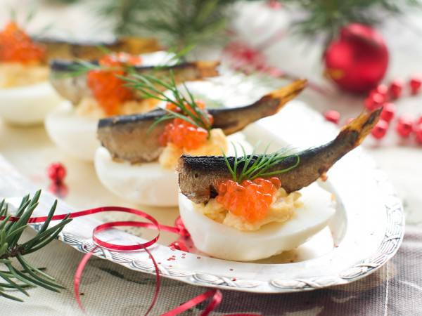 Рецепт Новогодняя закуска: Фаршированные яйца с икрой и шпротами Готовим Праздники Новогодняя закуска: Фаршированные яйца с икрой и шпротами