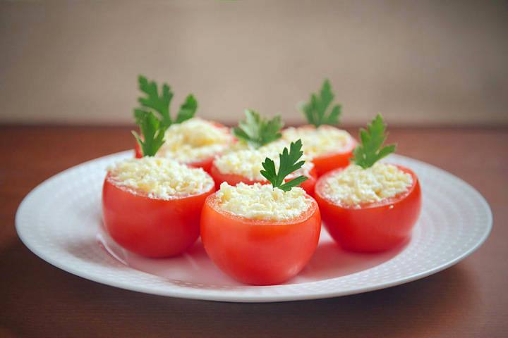 Жареные помидоры с чесноком