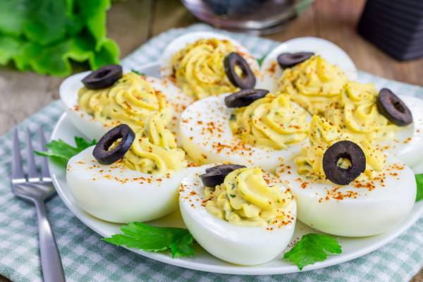 Рецепт Рецепты на Новый год: Фаршированные яйца с маслинами Готовим Праздники Рецепты на Новый год: Фаршированные яйца с маслинами