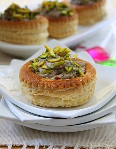 Рецепт Волованы с паштетом из шпрот с сыром и фисташками Готовим Праздники Волованы с паштетом из шпрот с сыром и фисташками