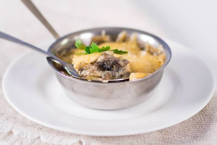 Жульен с грибами и сыром и сметаной на сковороде рецепт классический пошаговый с фото