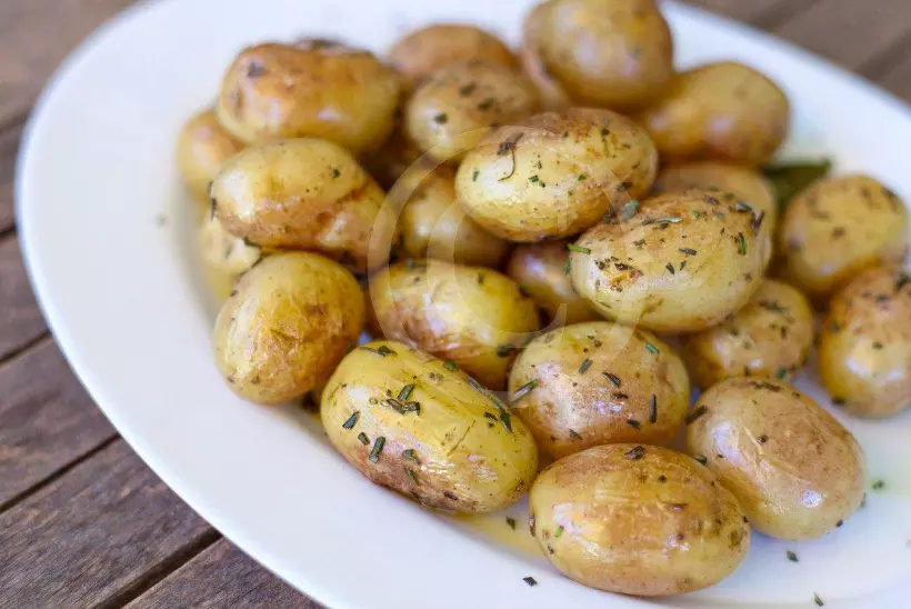 Готовим Вегетарианские Молодой картофель, обжаренный с розмарином