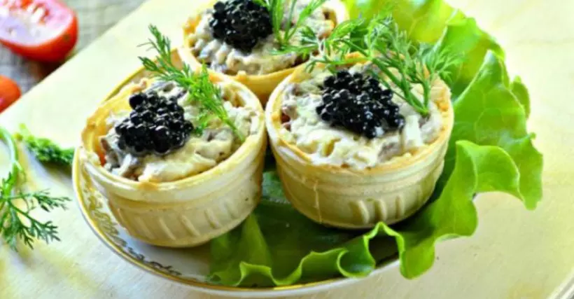 Готовим Закуски Тарталетки с пикантным салатом и чёрной икрой