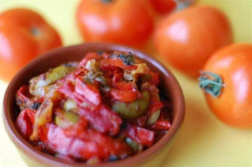 Готовим Салаты Салат из жареных на гриле перцев, маслин и вяленых томатов