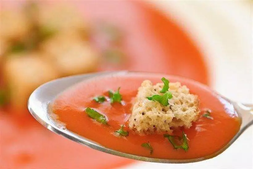 Готовим Вегетарианские Суп из запеченных в духовке помидоров с базиликом и оливковыми гренками