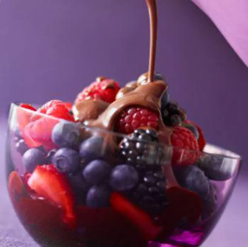 Готовим Десерты Шоколадный соус с лесными ягодами