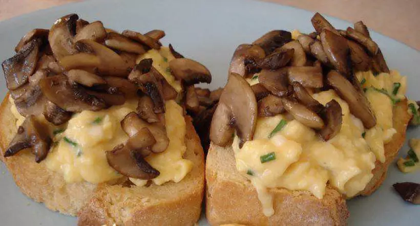 Готовим Закуски Запеченные бутерброды с яичницей и грибами