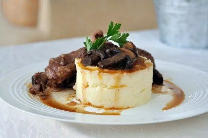 Готовим Закуски Картофельное пюре с голубым сыром и соусом из грибов с карамелизованным луком
