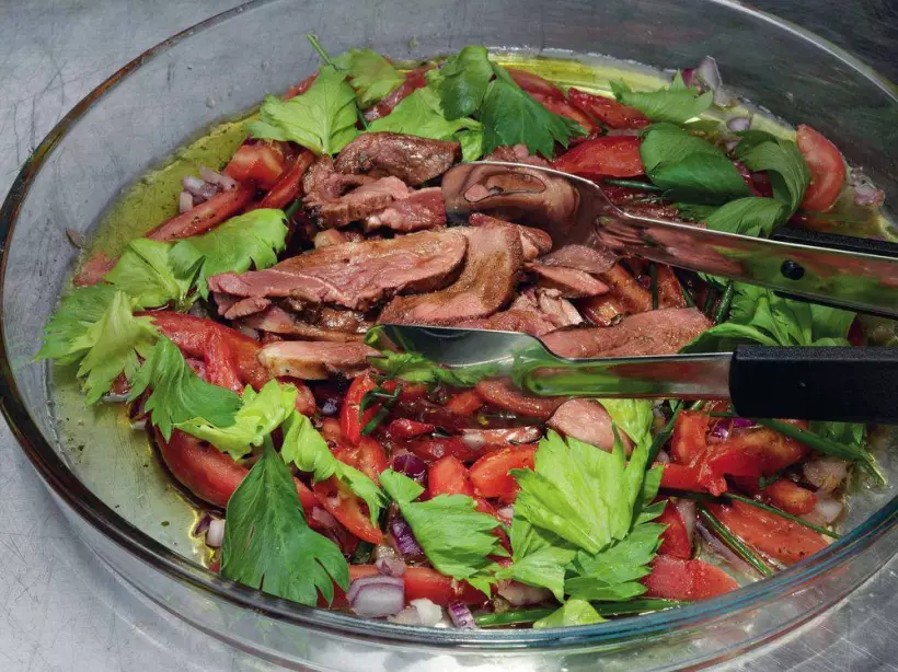 Готовим Салаты Говядина с томатами, базиликовым маслом и листьями сельдерея