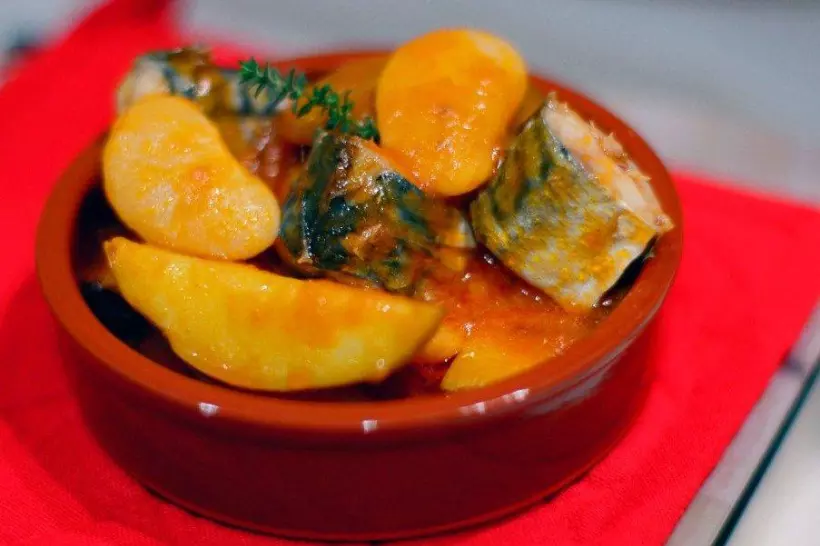 Готовим Рыба Скумбрия, тушеная в томатном соусе с картофелем и белой фасолью