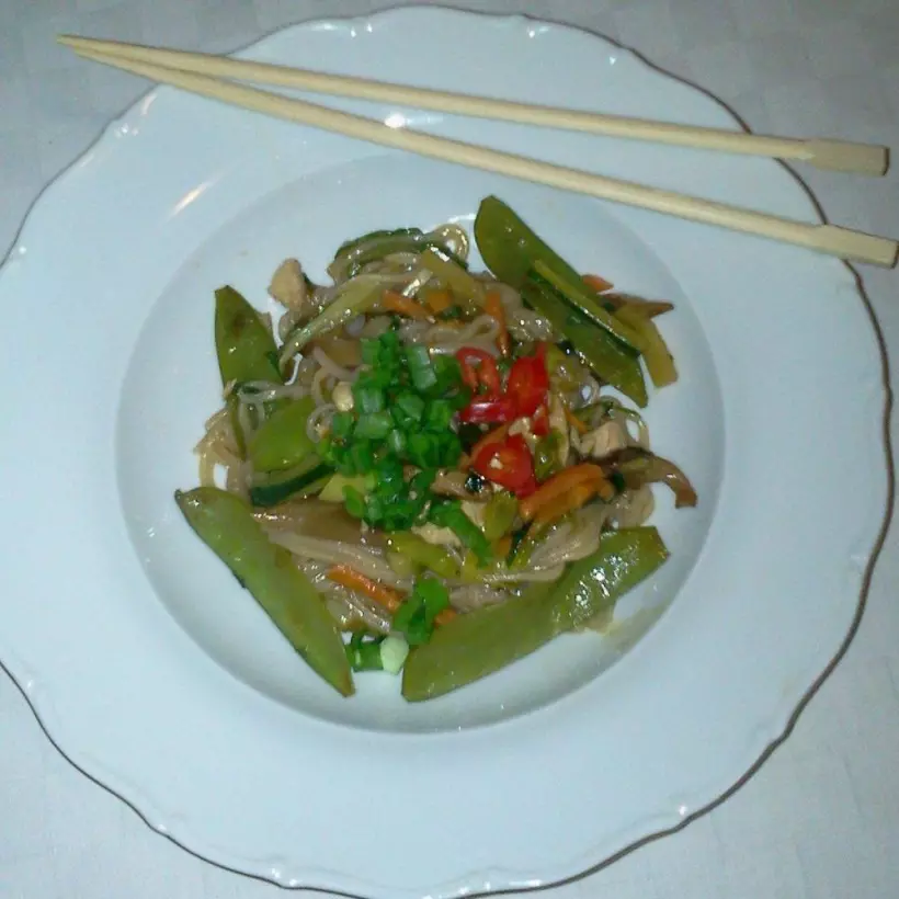 Готовим Мясо Тайская рисовая лапша с курицей и овощами