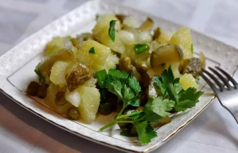 Готовим Салаты Картофельный салат с маринованными огурцами и горошком