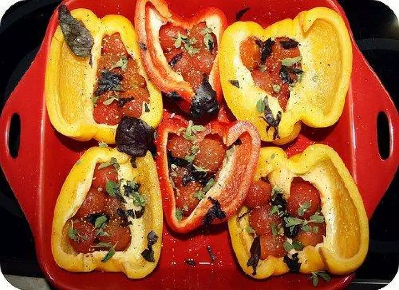 Готовим Вегетарианские Перец запеченый с томатами черри, базиликом и майораном