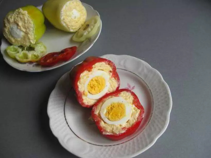 Готовим Закуски Перец, фаршированный сыром и яйцами