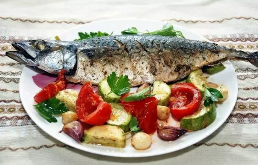Готовим Рыба Скумбрия с овощами в духовке
