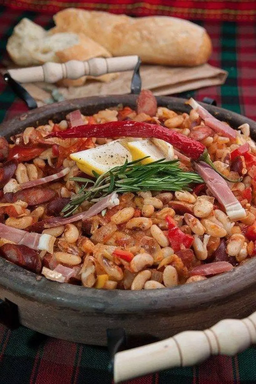 Готовим Закуски Фасоль в деревенском стиле с колбасками и овощами