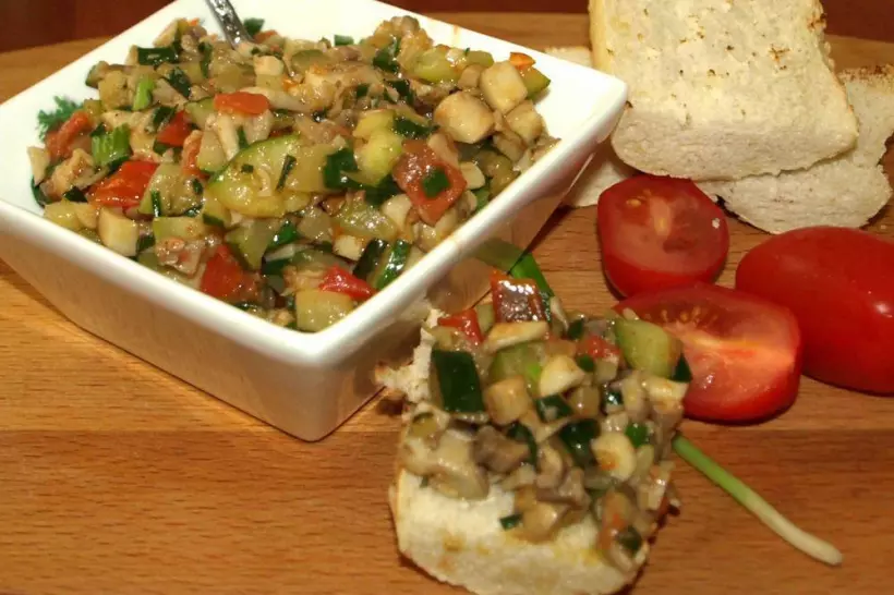 Готовим Закуски Теплый салат из цукини, грибов, помидор черри, зеленого лука