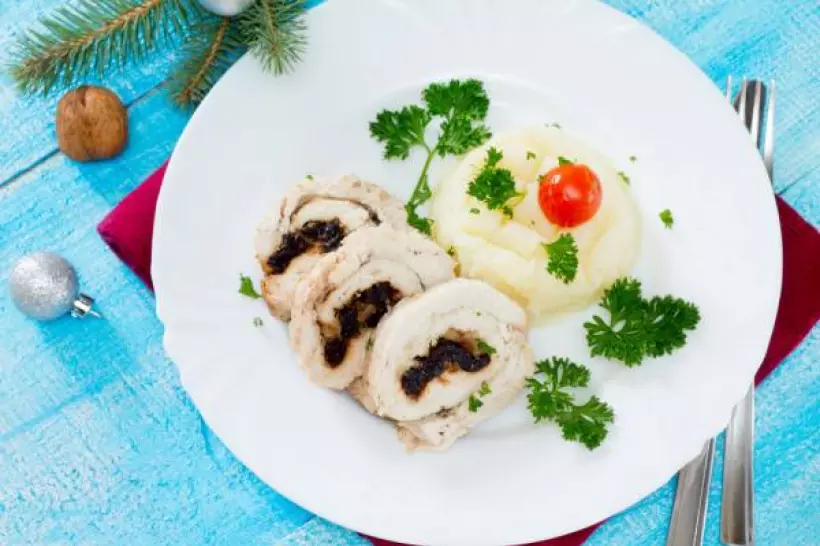 Готовим Закуски Блюда на Новый год: Рулет из курицы с черносливом