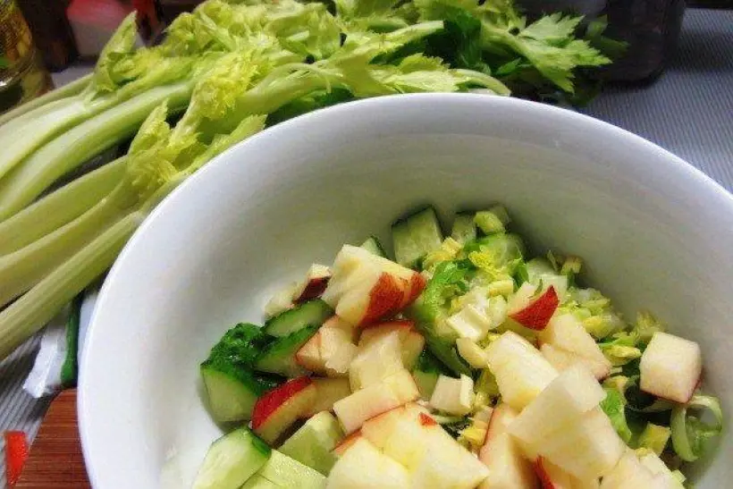 Готовим Салаты Легкий салат с сельдереем, куриным филе и яблоками