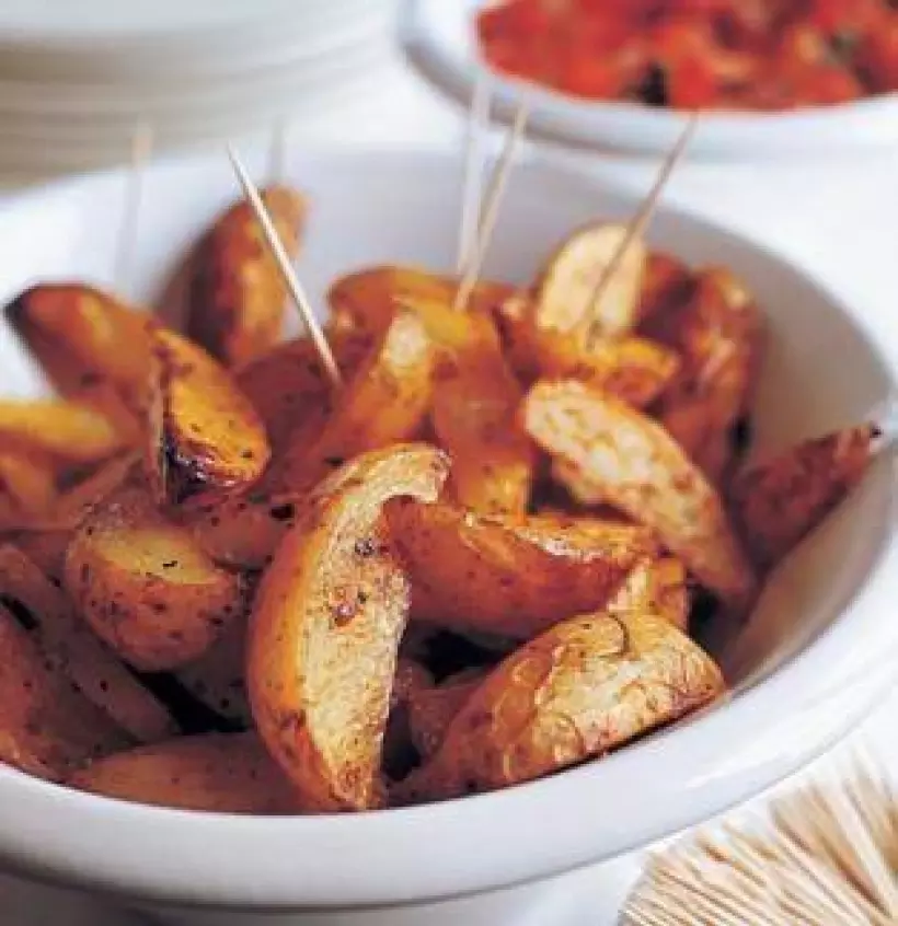 Готовим Закуски Пряные картофельные дольки с соусом сальса