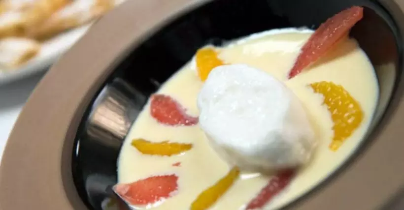 Готовим Десерты Сладкие снежки с заварным соусом и фруктами