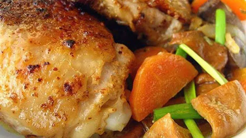 Готовим Мясо Запеченные куриные бедрышки в кефирном соусе с морковью