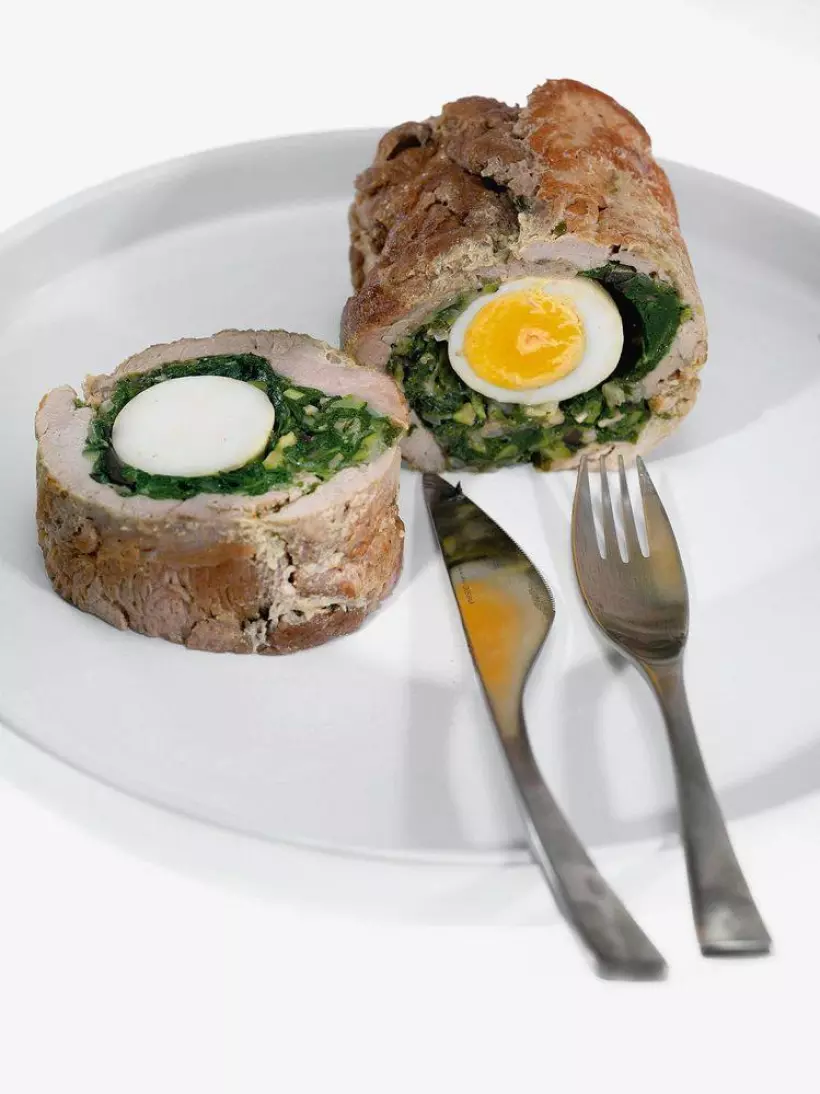 Готовим Мясо Рулет из свинины со шпинатом и яйцом